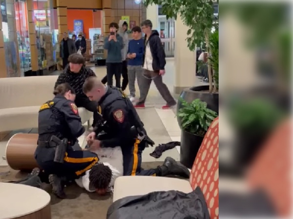 ¿Serán racistas? Policías intervienen en una pelea entre dos jóvenes y esposan solo al afroamericano