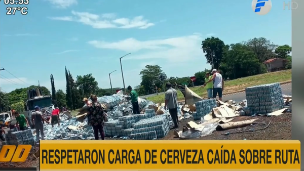 Camión que transportaba cervezas sufre percance y vecinos ayudan a juntar las cajas