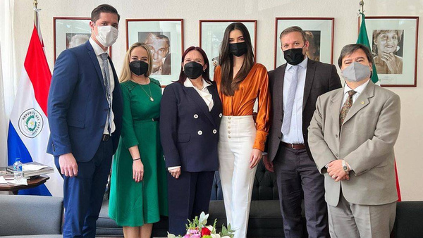 Crónica / Nadia Ferreira, invitada de honor de embajadora paraguaya en México