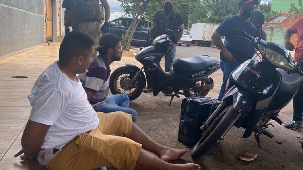 Hermanos son detenidos tras retirar marihuana por encomienda