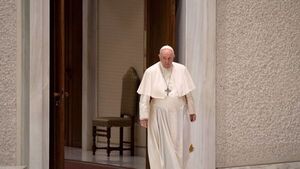 Papa visita la Embajada de Rusia y lanza tuit: "Toda guerra es una claudicación vergonzosa"
