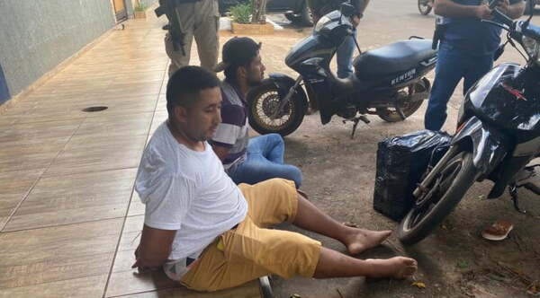 Capturan a dos hermanos que retiraron una encomienda de 5 kilos de marihuana - Noticiero Paraguay