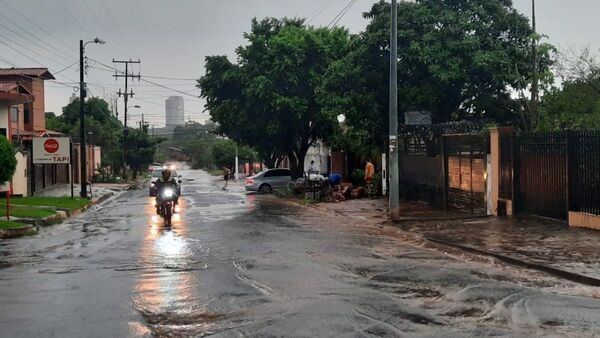 Rige alerta de tormentas para 13 departamentos del país