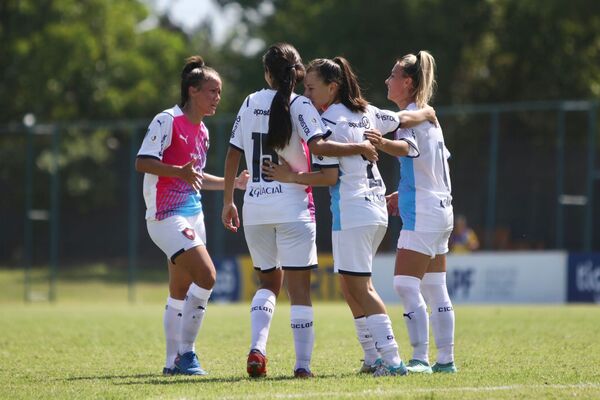 Las campeonas debutan con goleada