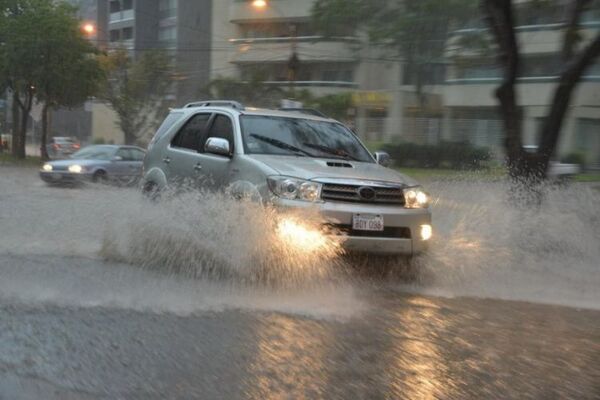 Rige alerta de tormentas para 13 departamentos del país