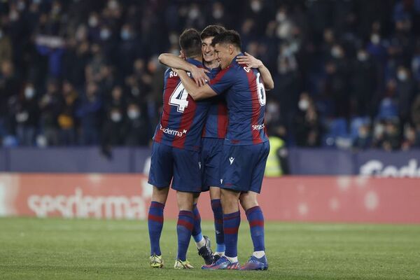 El Levante sueña y frena al Elche - Fútbol Internacional - ABC Color