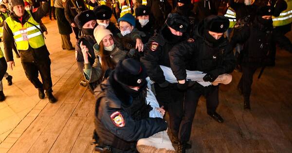 La Nación / Los rusos también invaden las calles para protestar contra Putin