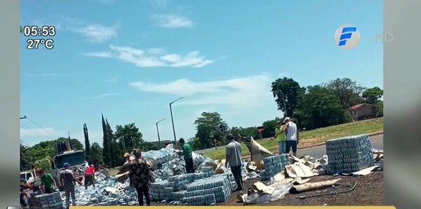 Caaguazú: Camión transportador de cerveza sufre percance y vecinos ayudan a juntar las cajas | Noticias Paraguay