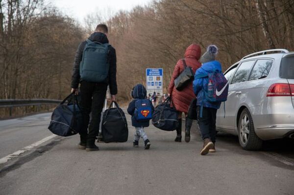 La ONU advierte que la guerra en Ucrania ha provocado unos 100.000 desplazados en 24 horas y los refugiados podrían llegar a ci