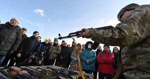 La Nación / Civiles voluntarios se alistan a defender Kiev