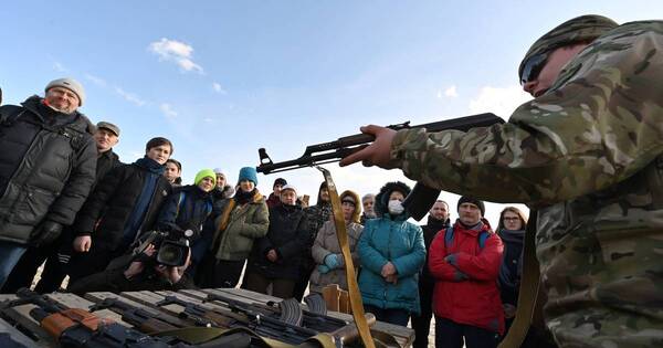 La Nación / Civiles voluntarios se alistan a defender Kiev