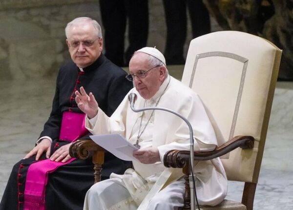 El papa visita embajada rusa pese a dolor de rodilla
