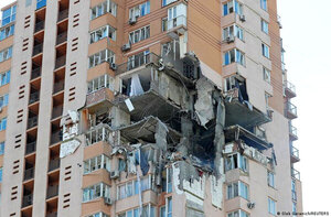 Misil ruso impacta edificio residencial en Kiev
