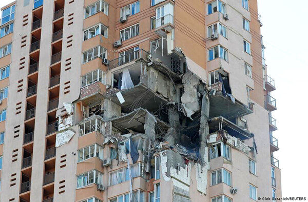 Misil ruso impacta edificio residencial en Kiev