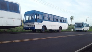 Abandonan buses de iglesia de pastor prófugo al costado de la ruta
