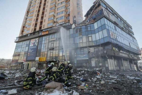 Ucrania reporta 198 muertos, Rusia ataca otros 800 objetivos