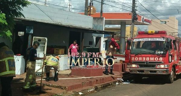 Bomberos sofocaron incendio de vivienda al costado de un surtidor