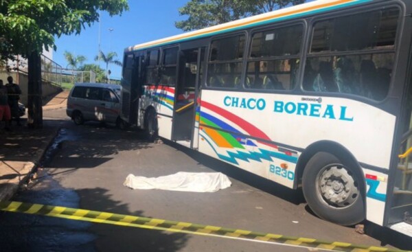 Mujer muere tras caer bajo las ruedas de un colectivo en aduana de Foz