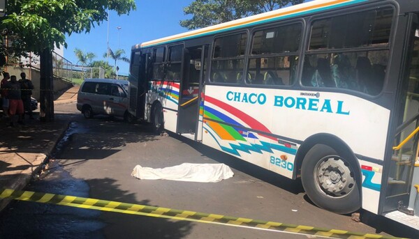 Mujer muere tras caer bajo las ruedas de un colectivo en aduana de Foz