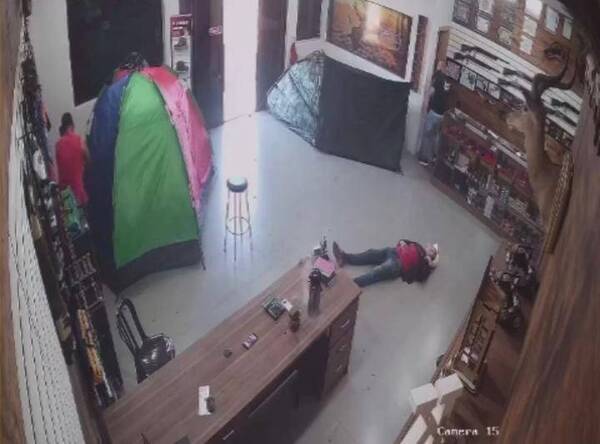 Crónica / [VIDEOS ]Asaltante murió "en su ley", sus cómplices en su huida tomaron de rehén a una familia