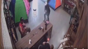 Dueño de armería mata a balazos a asaltante