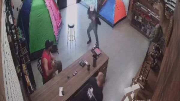 Policía dispara a víctimas por error y luego captura a tres asaltantes