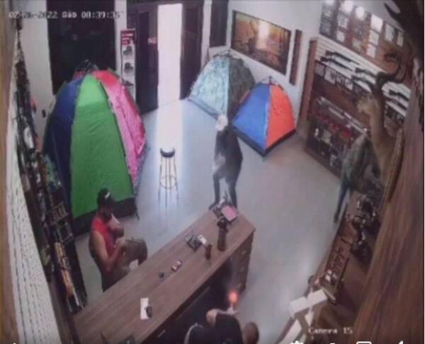 Crónica / [Video] Dueño de armería recibió a balazos a asaltantes, uno murió