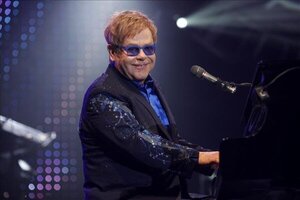 Elton John se solidariza con ucranianos durante concierto en Nueva Jersey