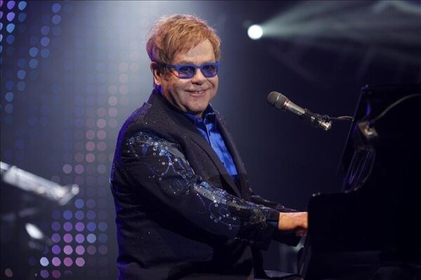 Elton John se solidariza con ucranianos durante concierto en Nueva Jersey