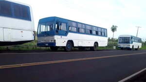 Abandonan buses de iglesia de pastor prófugo al costado de la ruta - Noticiero Paraguay