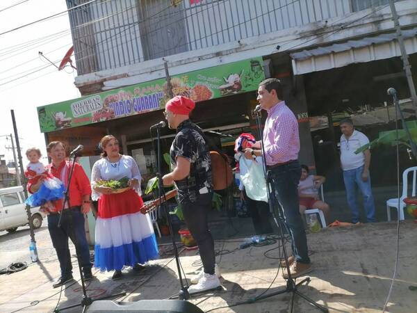 Crónica / [Video] Miss Tereré del Mercado 4: con la venta de yuyos se recibió de enfermera