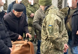 Un abuelo de 80 años se presentó para alistarse en el ejército ucraniano: “Lo hago por mis nietos”