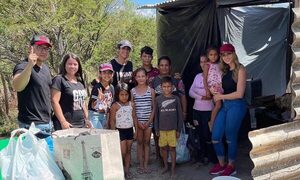 Novia de Jean Fernandes entregó donaciones a asentamiento de Limpio