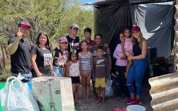 Crónica / Novia de arquero cerrista repartió donaciones