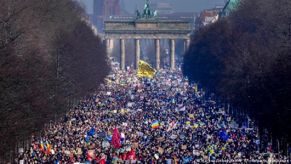 Al menos unas 100.000 personas se manifiestan en Berlín en solidaridad con Ucrania