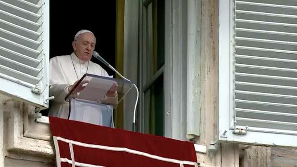 El Papa pide abrir corredores humanitarios para los ucranianos y afirma que «quien hace la guerra, olvida la humanidad»