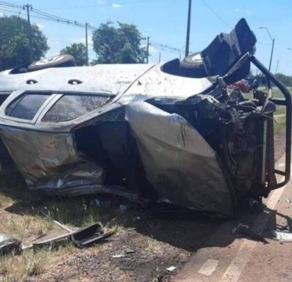 Crónica / Milagrosamente se salvó: volcó, chocó y frenó por una columna