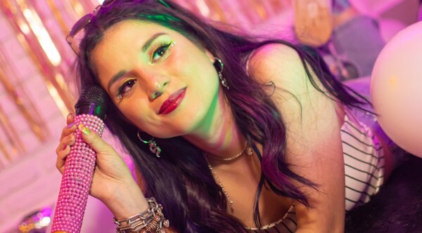 La cantante paraguaya Ross, promociona su "Bay City"