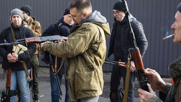 Ucrania entrega armas a ciudadanos para defenderse de la invasión rusa