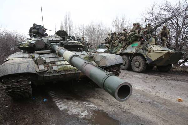 Crónica / Grecia enviará a Ucrania "equipamientos de defensa"