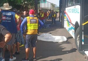 Paraguaya muere arrollada por bus