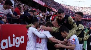 Sevilla se lleva el derbi de la capital andaluza y no da respiro al Real Madrid
