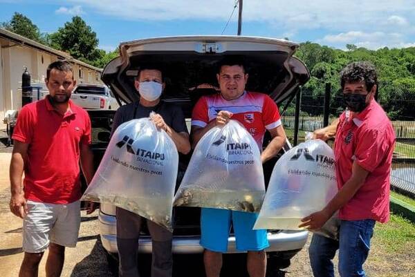 Crónica / Regalan alevines a pequeños productores para cría y engorde