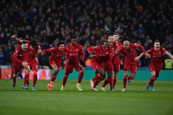 Liverpool logra la Copa de la Liga en estupenda tanda de penales