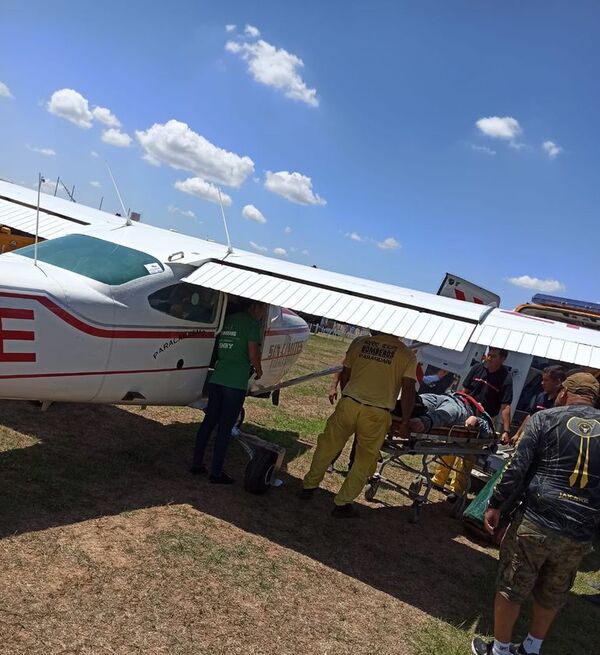 Rescatan a paracaidista herido tras chocar contra un árbol en Paraguarí - Nacionales - ABC Color