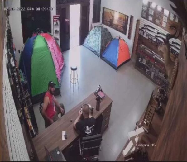Imputan a presuntos delincuentes tras intento de asalto a local de armas