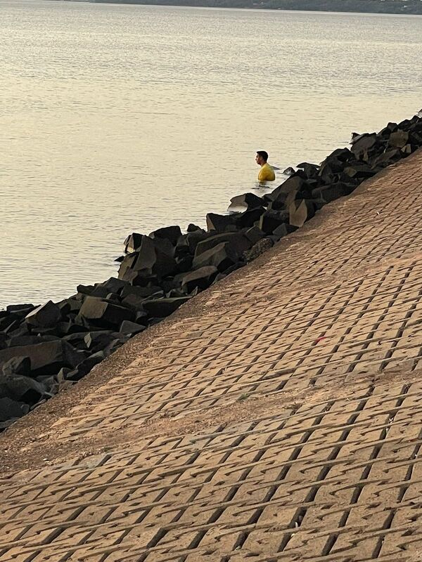 Encarnación: Rescatan a un hombre que se arrojó al Río Paraná
