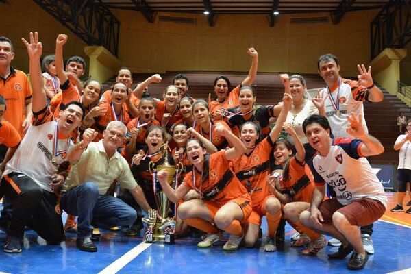 Hernandarias celebró el tricampeonato de fútbol de salón femenino - Polideportivo - ABC Color