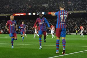 Sevilla gana derbi y Barça golea en España - Fútbol - ABC Color
