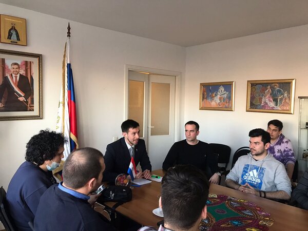 Becarios en Rusia piden ayuda económica al gobierno para hacer frente a la crisis - Megacadena — Últimas Noticias de Paraguay